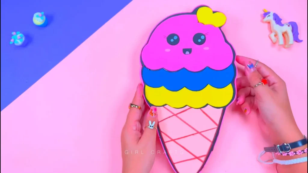 ابده خلاقانه ساخت کاردستی دخترانه کاربردی جامدادی کیفی کیوت و فانتزی مناسب استفاده توسط دختر کوچولوهای خوشگل پسند، اونم فقط با استفاده از کاغذ رنگی و مقوای دور ریختنی در خانه با کمترین هزینه ممکن