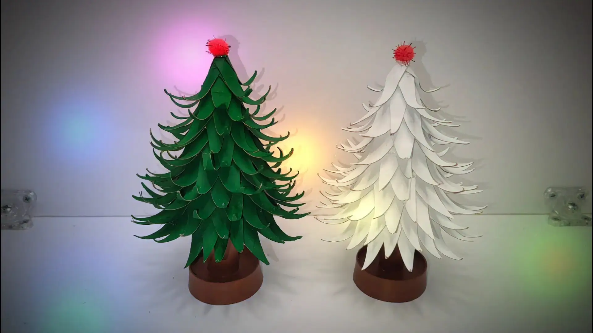 عکس کاردستی درخت کریسمس بسیار زیبا و خلاقانه ساخته شده با وسایل دورریختنی در خانه