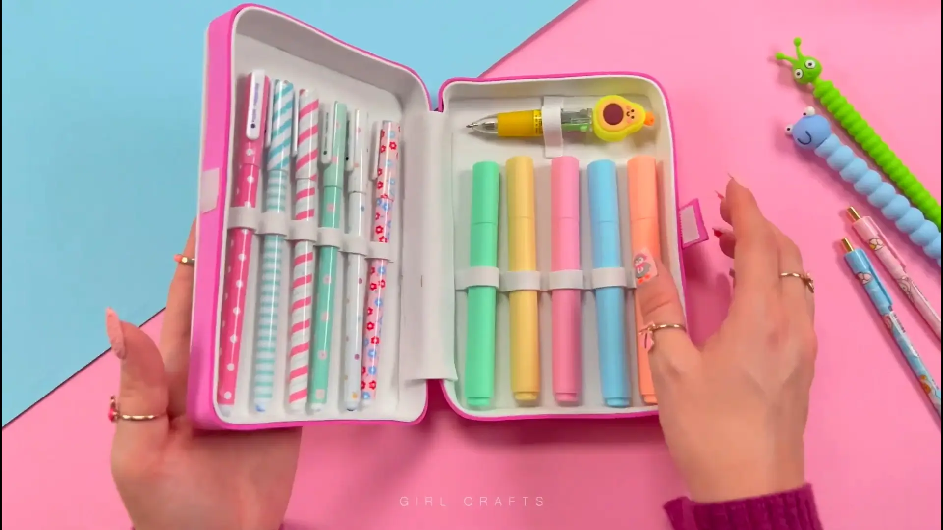 عکس کاور ویدیو آموزش گام به گام ساخت کاردستی کیف جامدادی دخترانه کیوت و ساده با استفاده از فوم کاردستی و چسب در خانه با کمترین هزینه و شیکترین نتیجه ممکن!