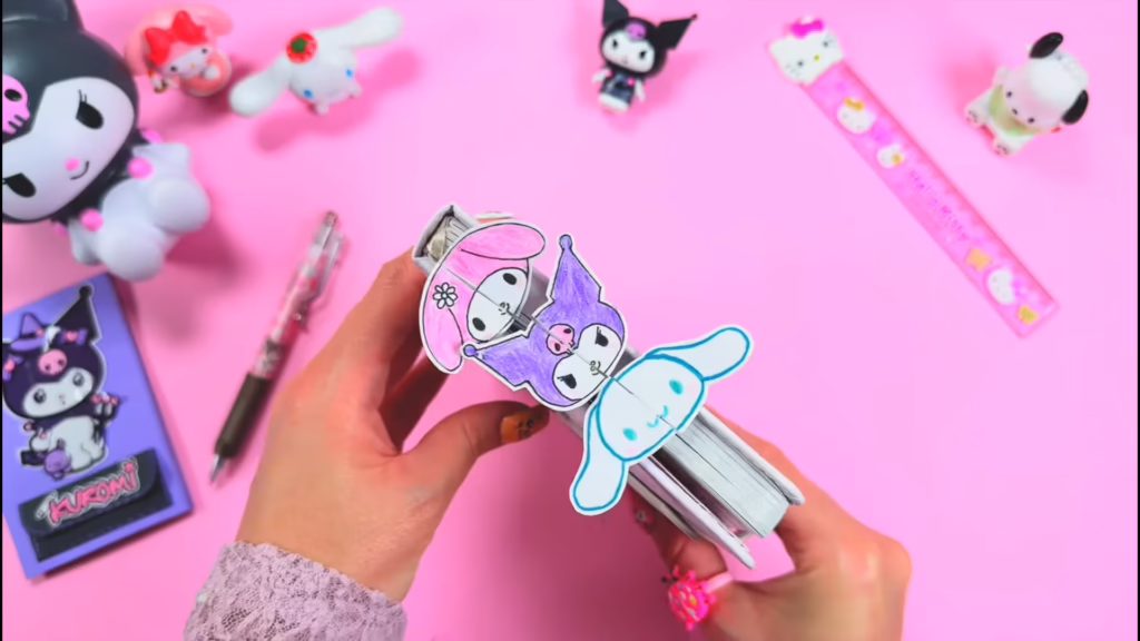 عکس کاردستی بوکمارک یا همان نشانک کتاب با طرح کورومی، ملودی و سینامورول با استفاده از کاغذ سفید و نقاشی