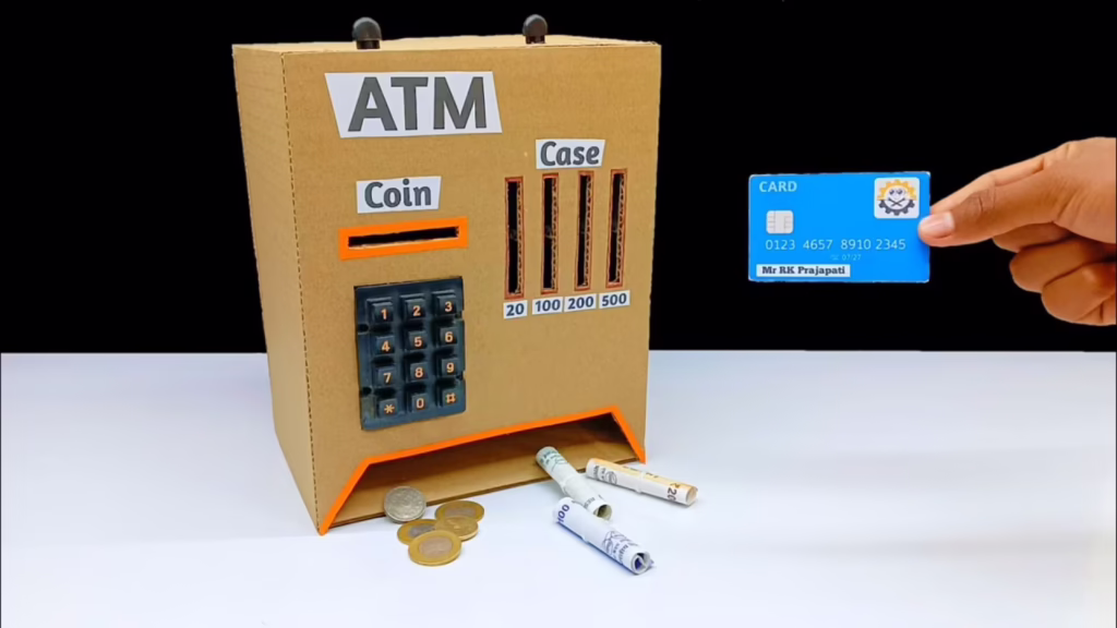 عکس کاردستی خلاقانه دستگاه عابر بانک ساخته شده با استفاده از مقوا دورریختنی در خانه