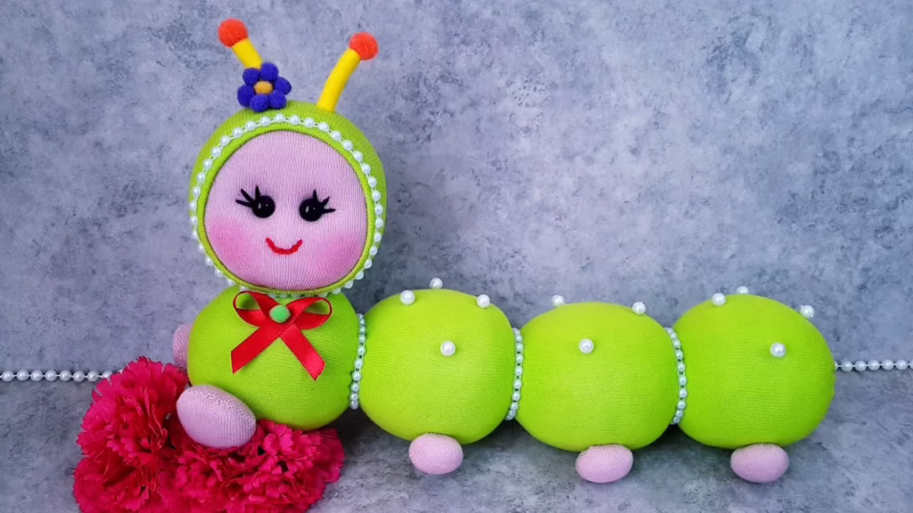 ایده جدید، خلاقانه و بسیار شگفت انگیز برای ساخت کاردستی عروسک کرم فانتزی و کیوت کودکانه در خانه و با استفاده از جوراب