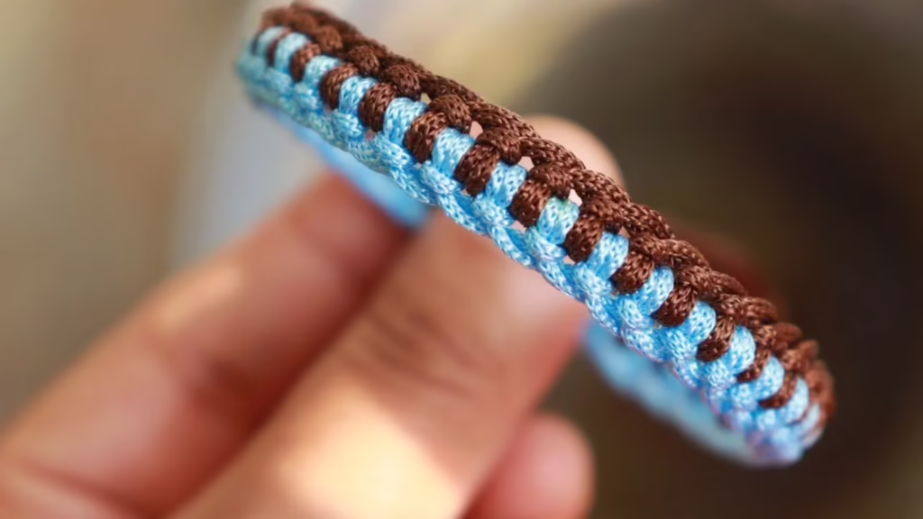 یک ویدیو آموزش کاردستی جذاب به منظور بافت دستبند ساده و زیبا با نخ مکرومه بافی