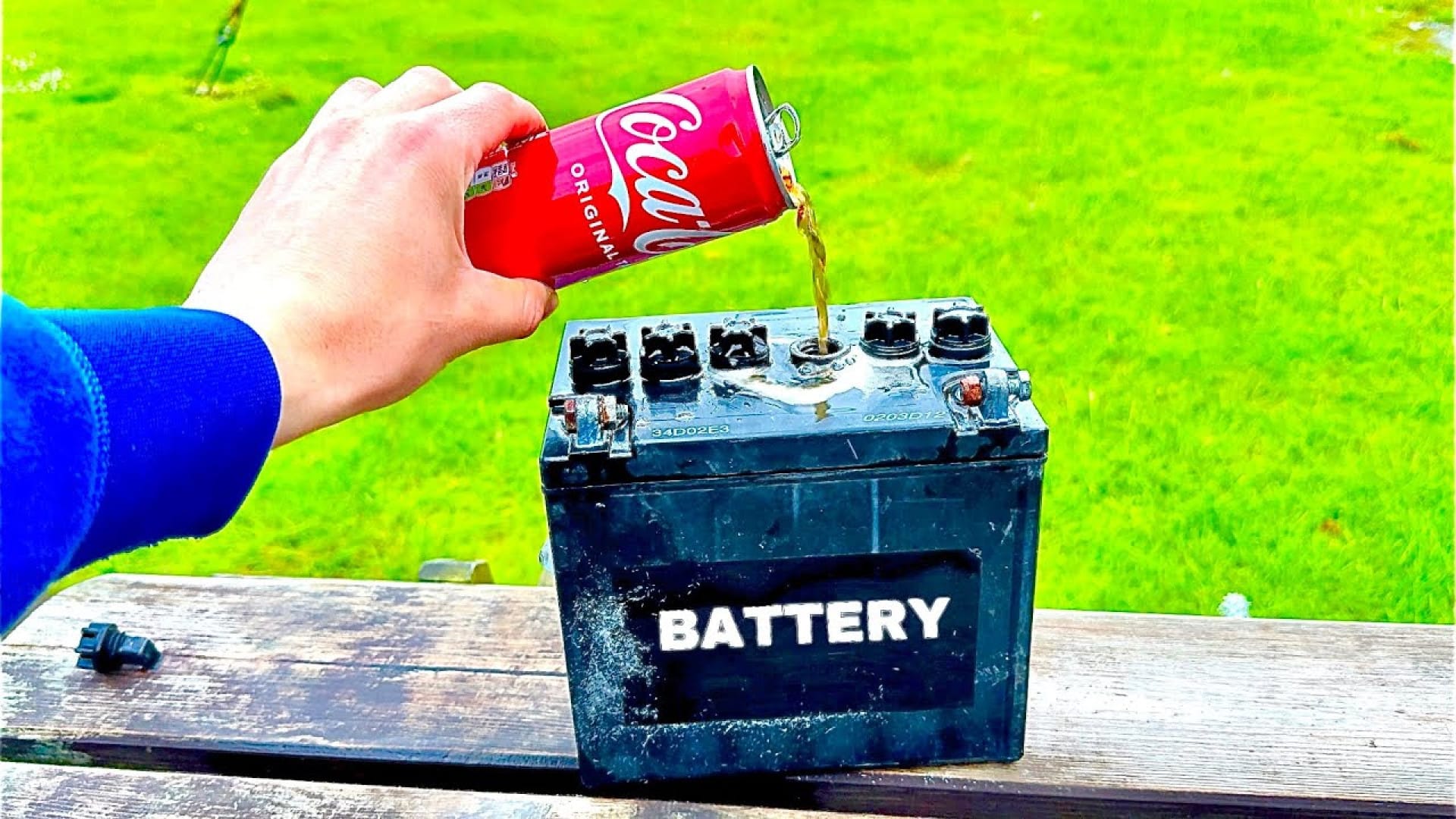 آموزش مرحله به مرحله تعمیر باتری ماشین از کار افتاده با نوشابه گازدار