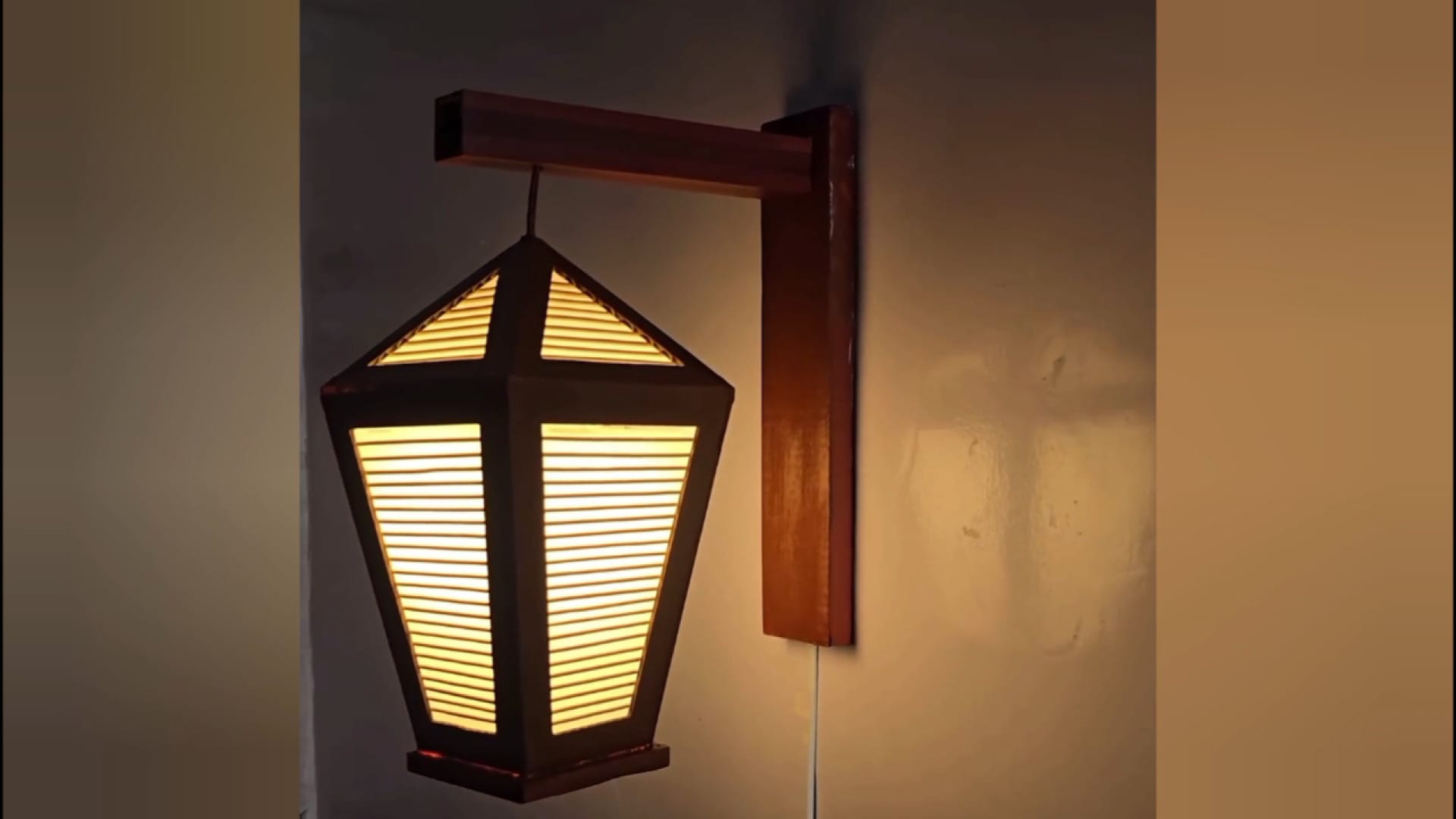 ویدیو آموزش ساخت چراغ دیواری کلاسیک با مقوا و سیخ چوبی در خانه