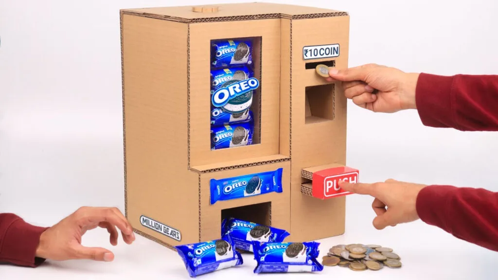 ایده جدید برای ساخت کاردستی خلاقانه با مقوا به شکل دستگاه فروش اتوماتیک شکلات و بیسکویت