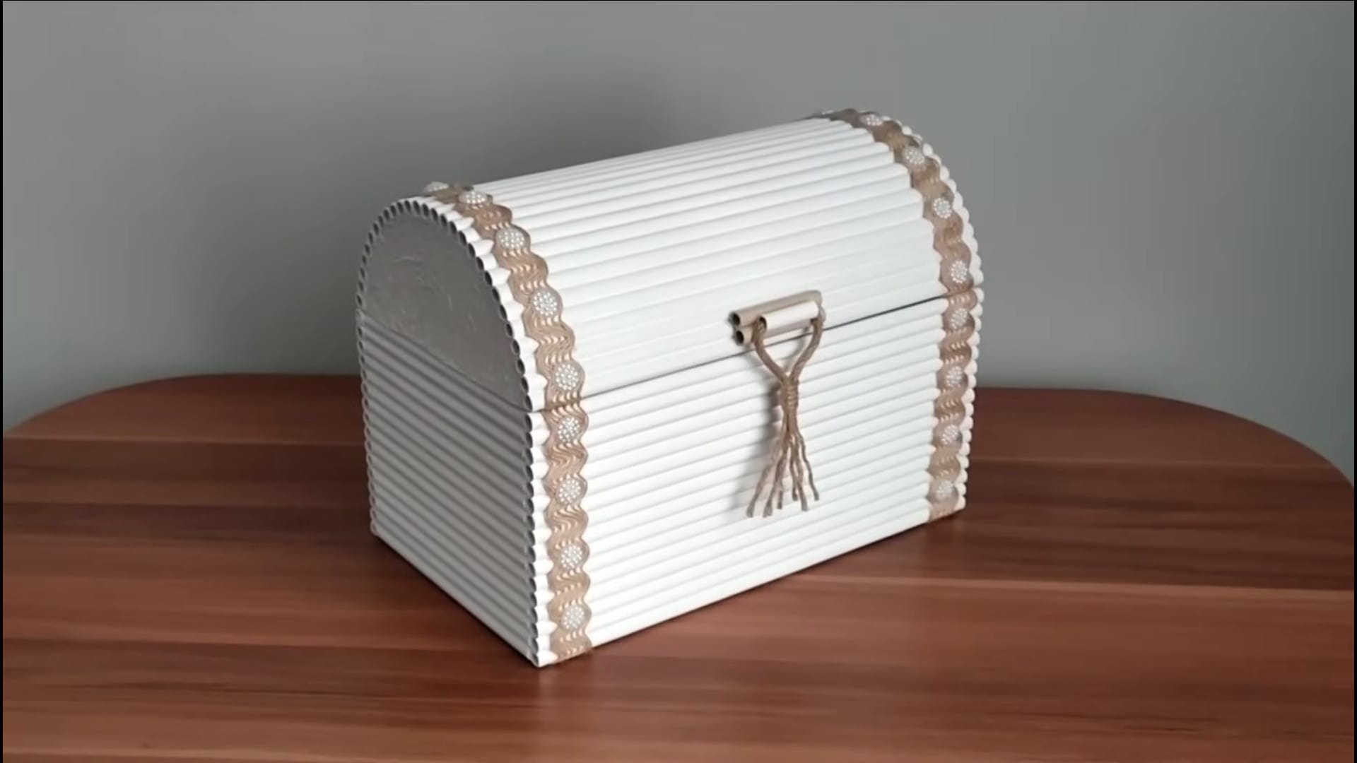 ایده جدید و خلاقانه برای ساخت کاردستی دکوراتیو صندوقچه زیبا و کاربردی با کاغذ دور ریختنی در خانه