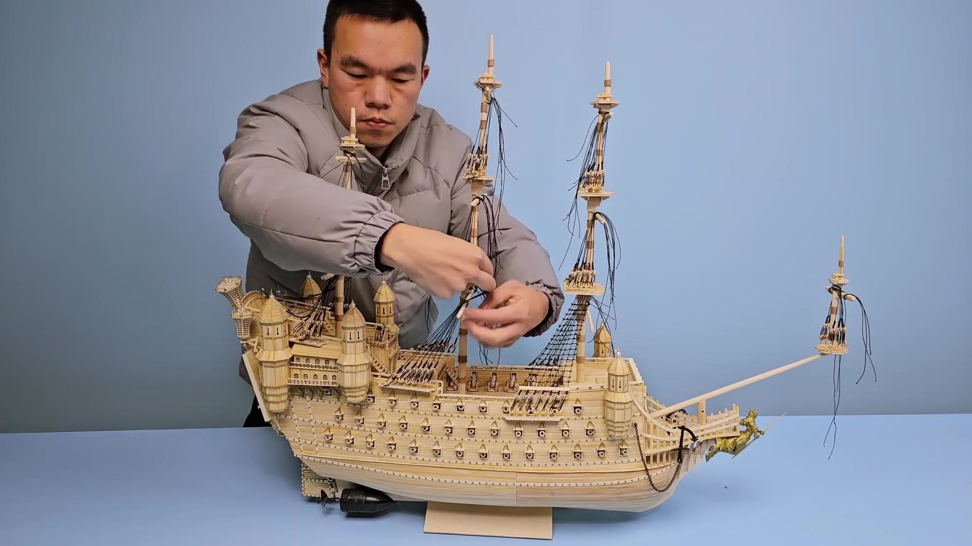 ایده خلاقانه ساخت کشتی کنترلی دزدان دریایی با چوب