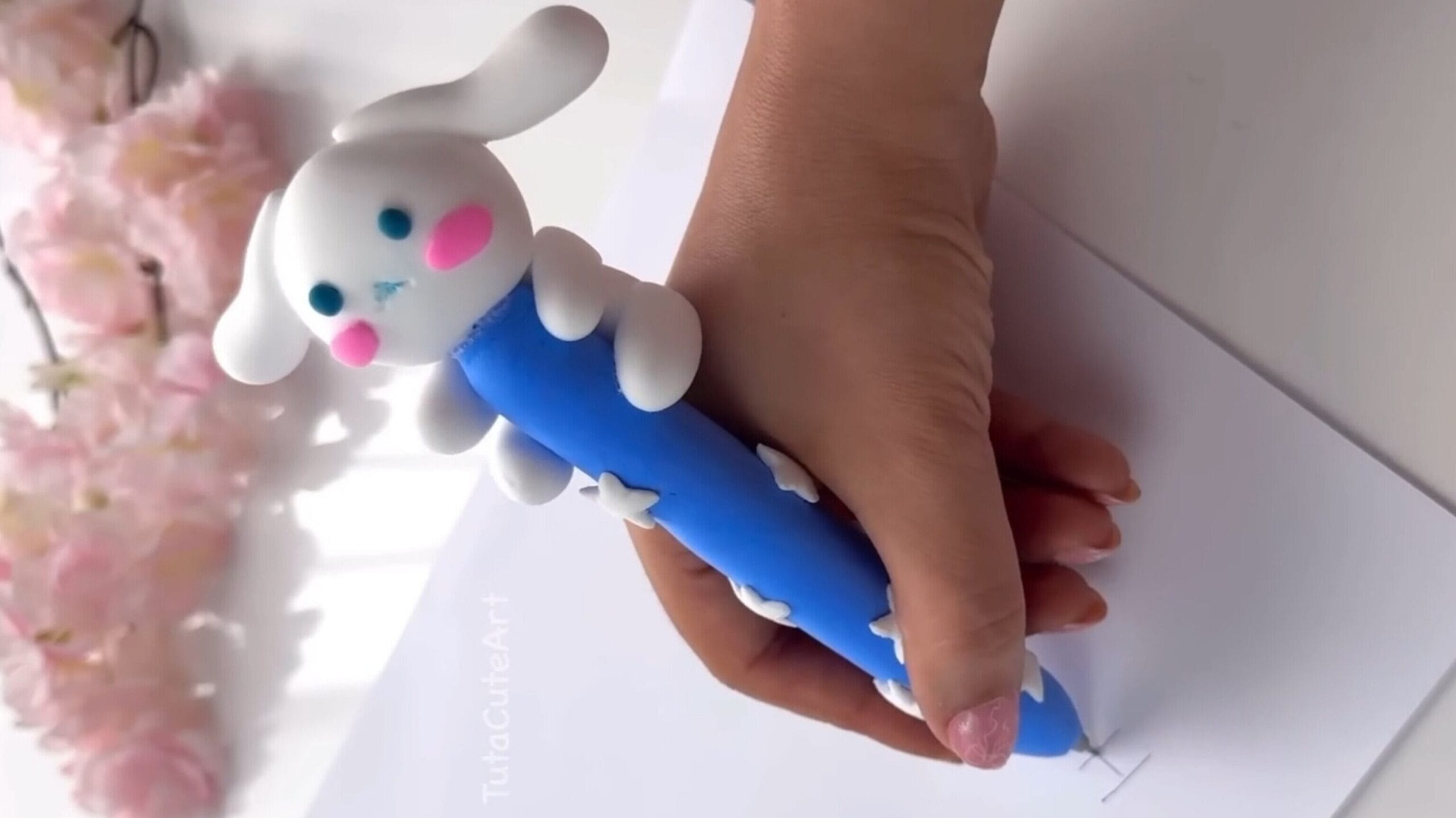 آموزش درست کردن سر مدادی فانتزی با خمیر کلی و تم سینامورول برای تزیین لوازم تحریر