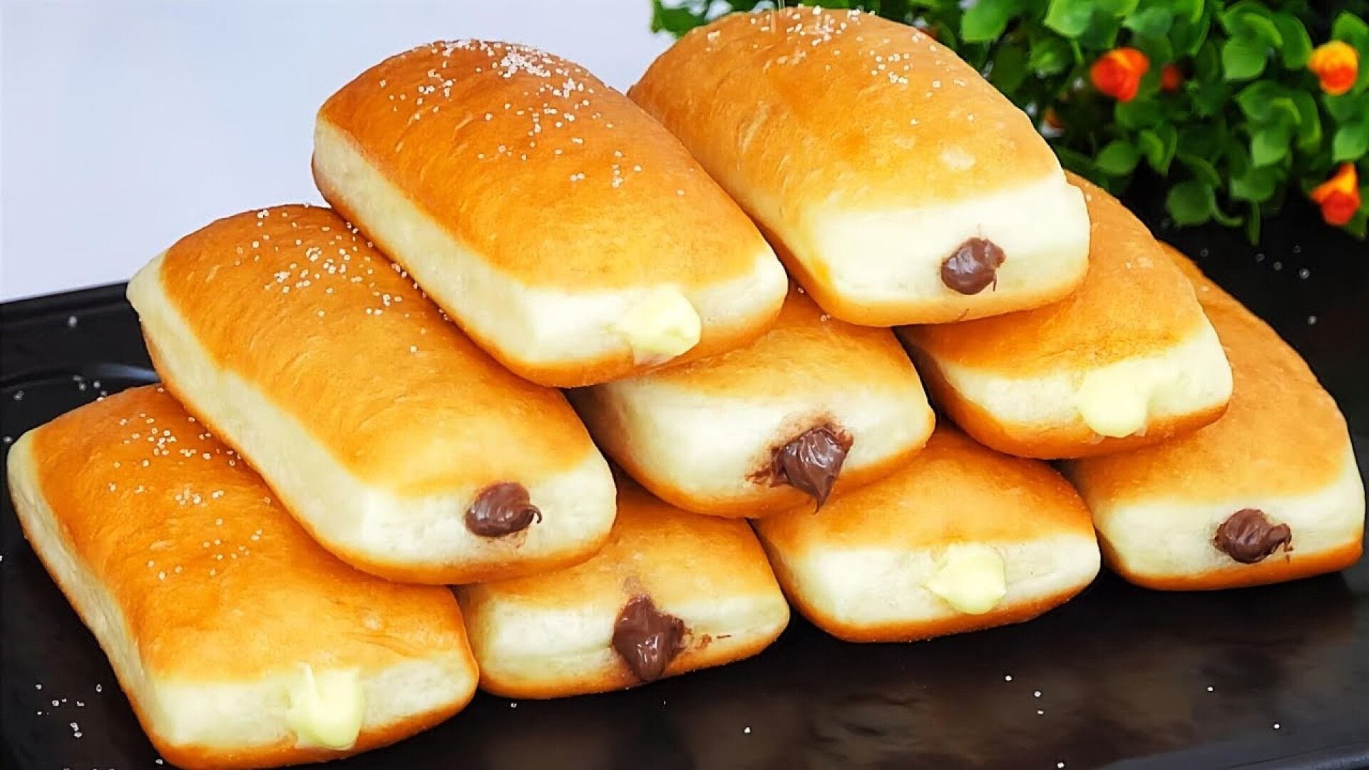 پیراشکی شکلاتی خانگی کرمدار تازه و خوشمزه