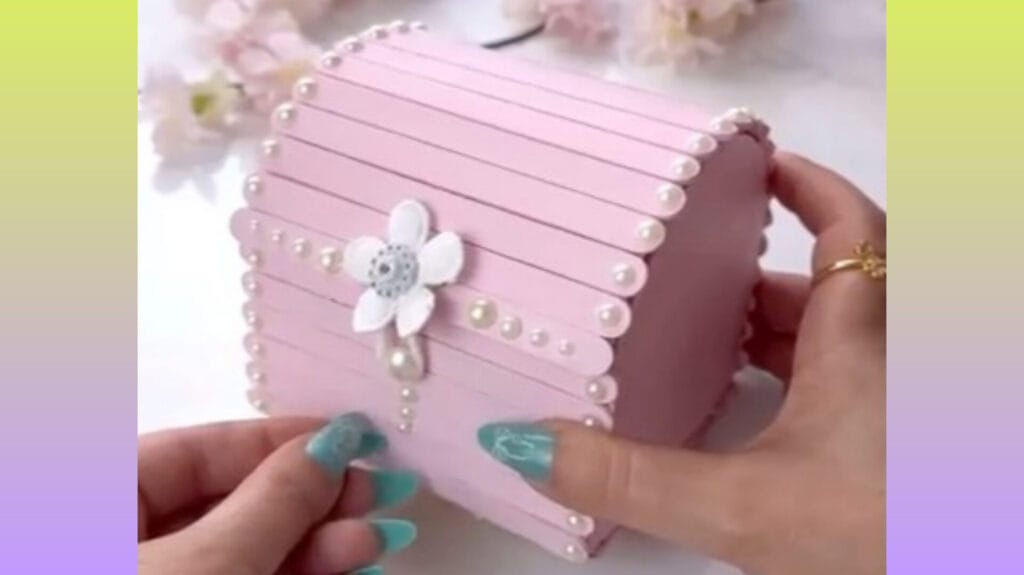 ساخت صندوقچه جواهرات صورتی با چوب بستنی و تزیین مرواریدی؛ کاردستی دخترانه شیک و خلاقانه