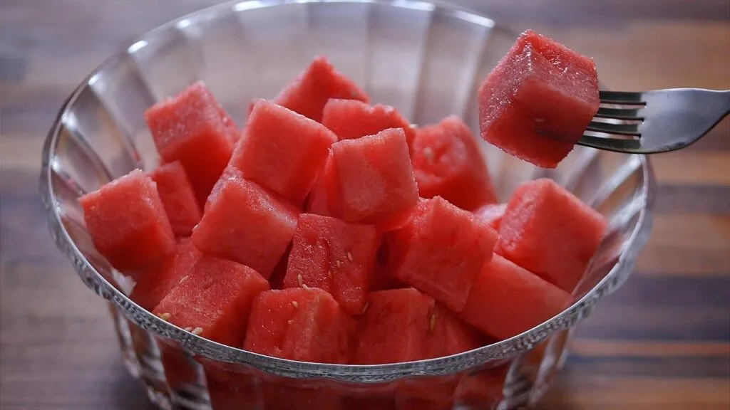 آموزش تصویری برش هندوانه به شکل مکعب‌های منظم مناسب میوه‌آرایی در مهمانی و جشن