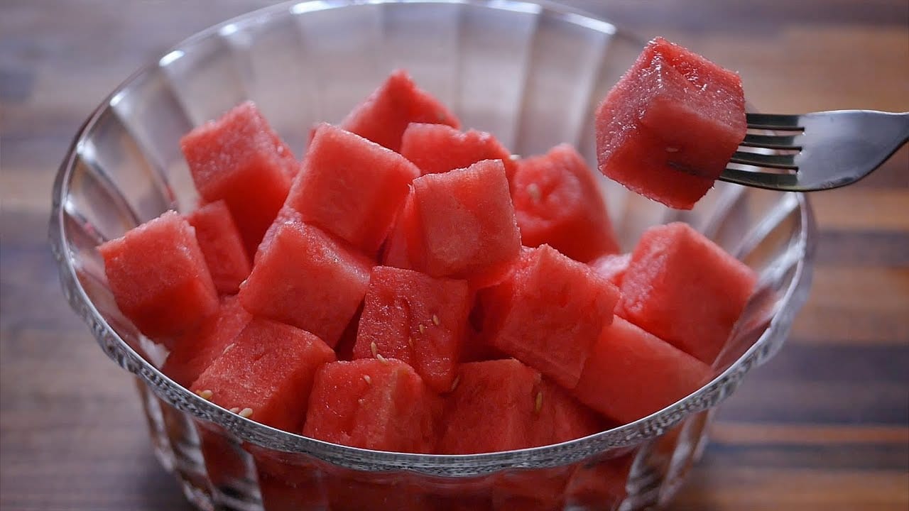 آموزش تصویری برش هندوانه به شکل مکعب‌های منظم مناسب میوه‌آرایی در مهمانی و جشن