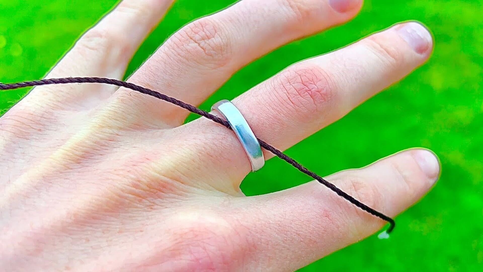 آموزش تصویری درآوردن انگشتر گیر کرده از انگشت با نخ – ترفند ساده برای خارج کردن حلقه تنگ بدون درد