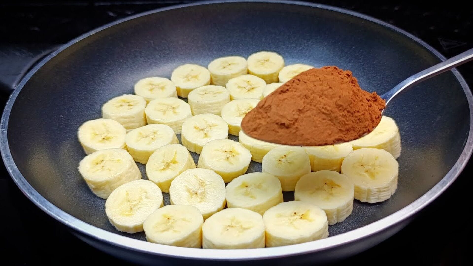 آموزش مرحله‌به‌مرحله دسر بدون فر با موز و پودر کاکائو + ویدیوی آموزشی تصویری