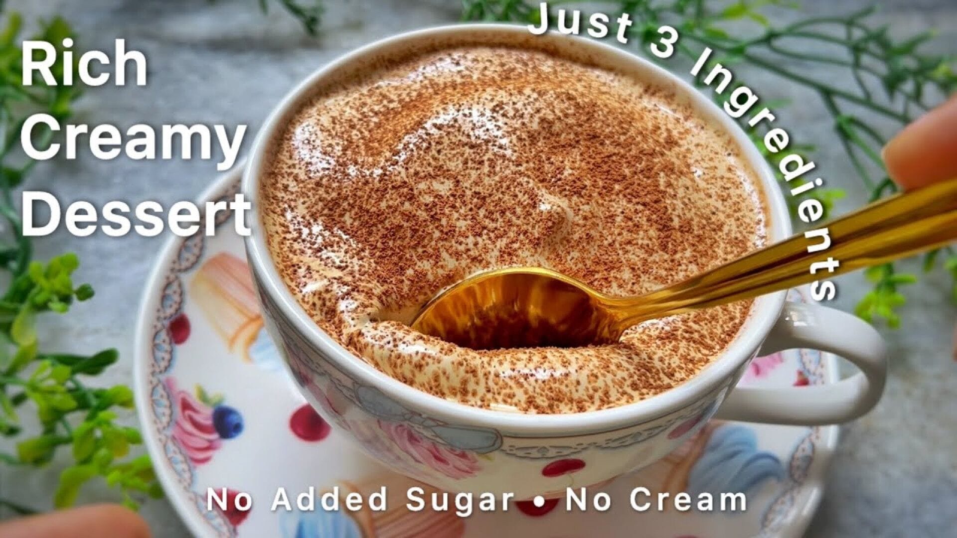 تیرامیسو خانگی در فنجان، پودرشده با کاکائو و قاشق طلایی، بدون خامه و شکر اضافه