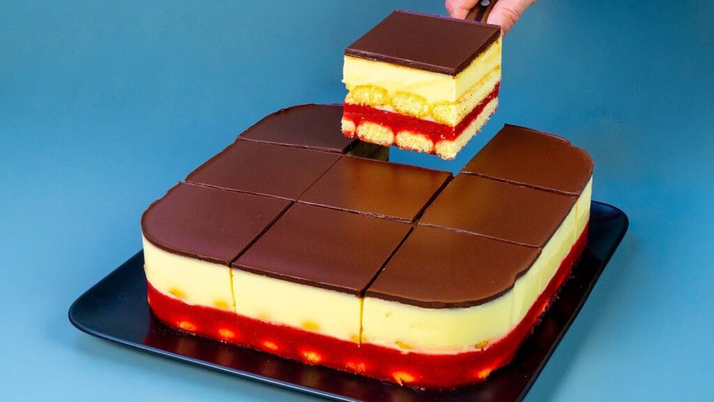 عکس مرحله نهایی دسر خانگی شیک چندلایه با روکش شکلاتی، ژله و خامه