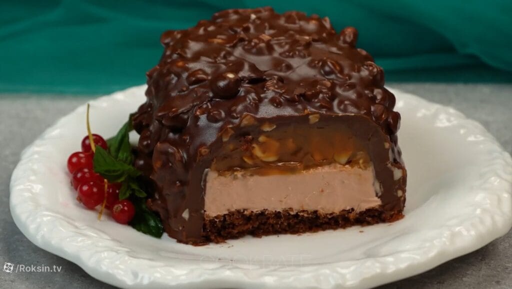 دسر شکلاتی پرطرفدار با روکش ترد فندقی، مغز خامه‌ای و لایه کارامل