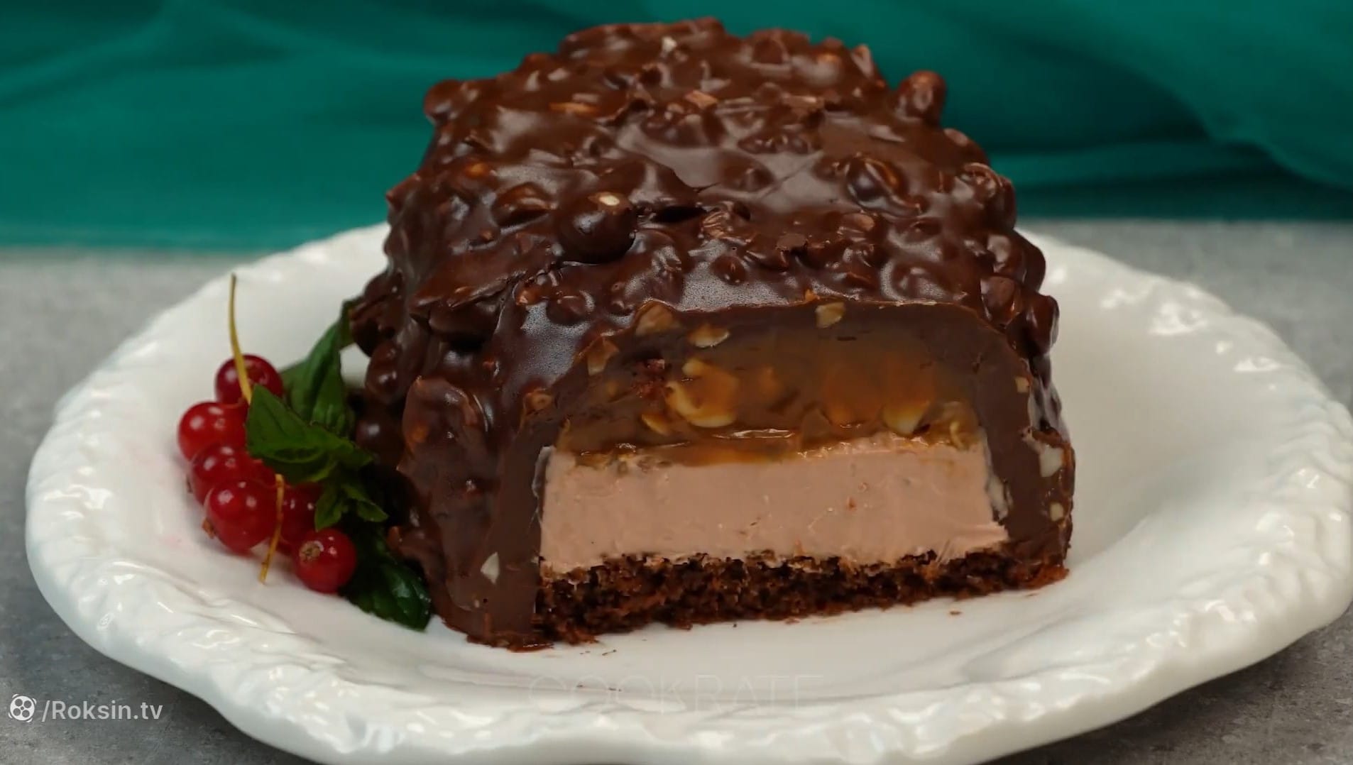 دسر شکلاتی پرطرفدار با روکش ترد فندقی، مغز خامه‌ای و لایه کارامل