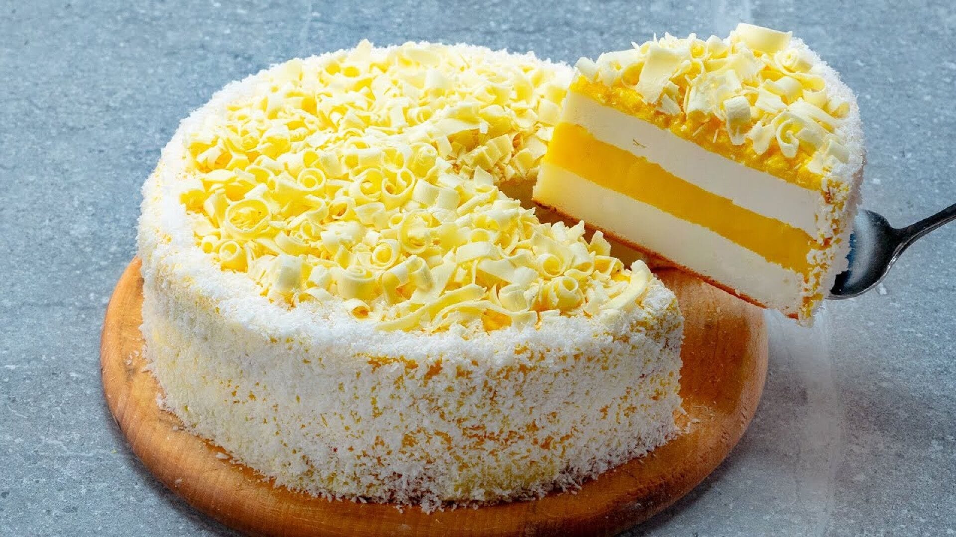 عکس دسر خانگی شیک با لایه‌های خامه و ژلاتین زرد و تزیین شکلات سفید