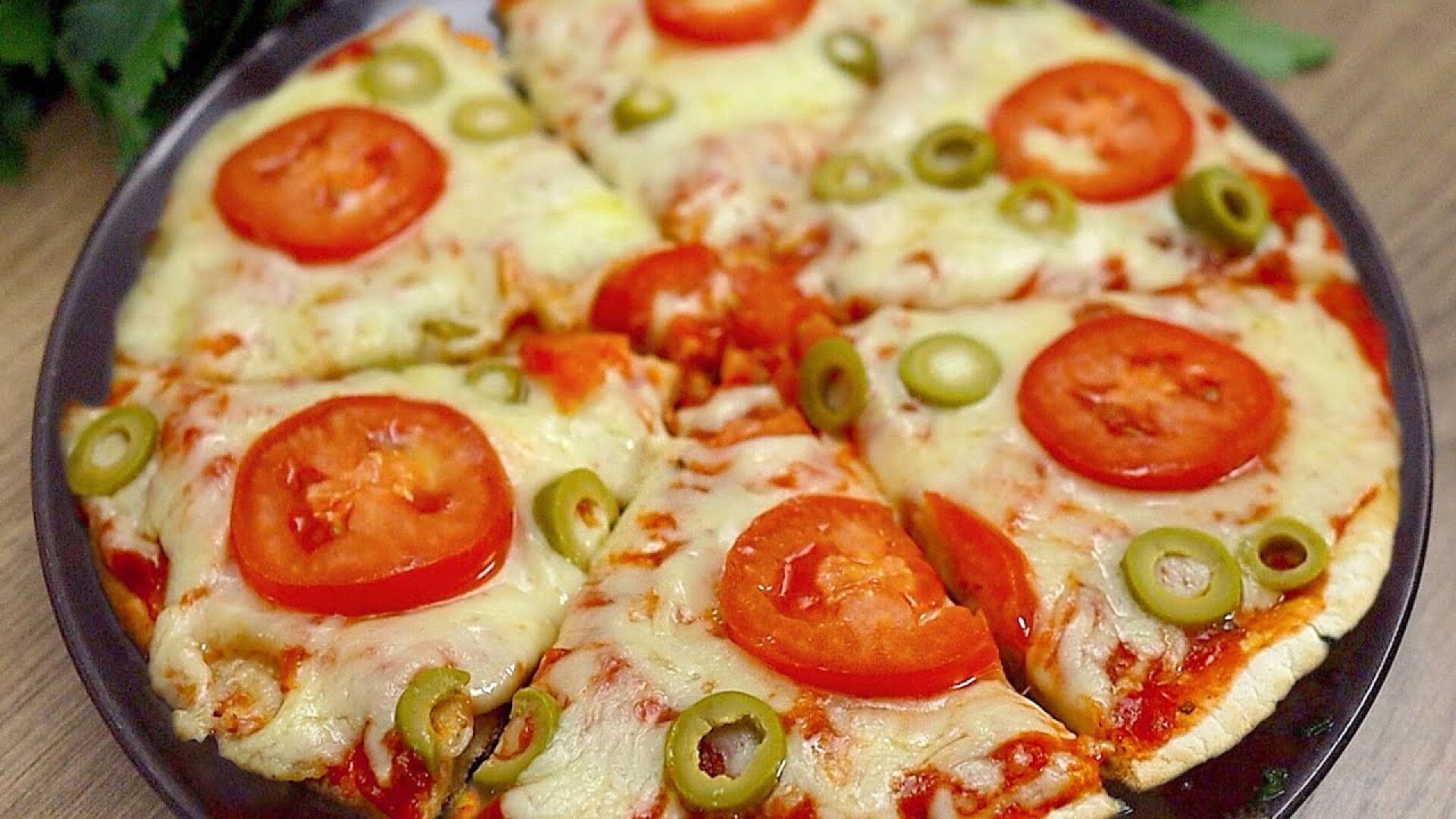 پیتزا فوری در ماهیتابه با پنیر پیتزا کشدار، حلقه گوجه و زیتون سبز