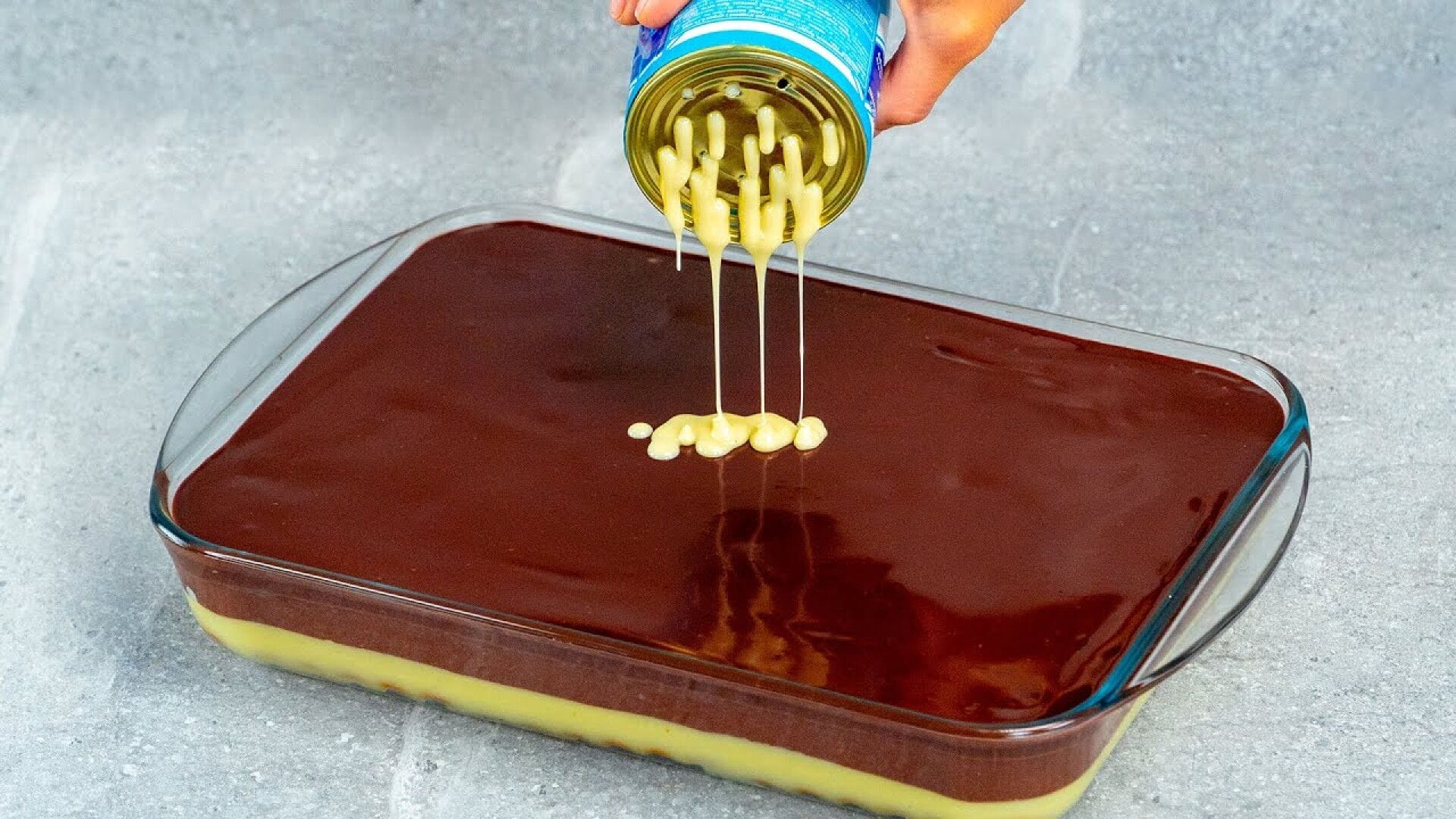 آموزش تصویری طرز تهیه کیک بیسکویتی یخچالی بدون فر؛ دسر دو لایه با شکلات و شیر عسلی