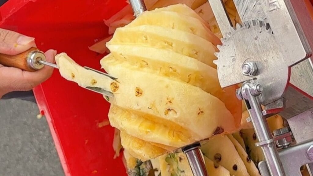 روش خلاقانه برای گرفتن پوست آناناس و برش منظم و جذاب این میوه