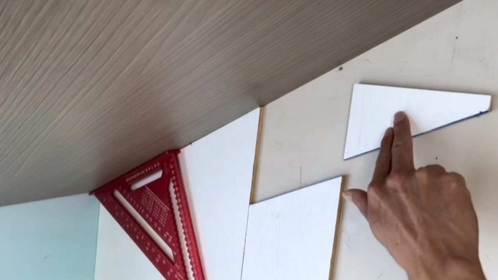 ترفند پوشش کناره‌های زاویه‌دار | استفاده از گونیا و قطعات برش خورده برای اندازه‌گیری و پوشاندن لبه‌های اریب میز یا کابینت