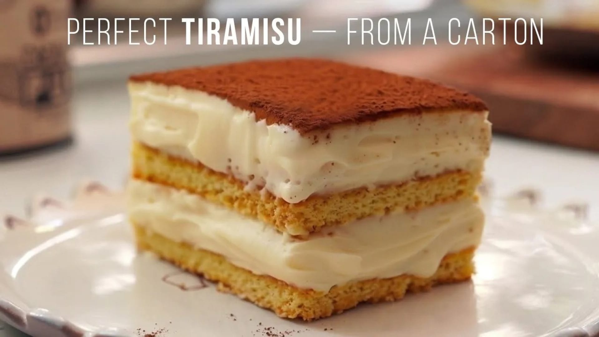 بُرش تیرامیسو خانگی دو لایه با خامه و پودر کاکائو روی بشقاب سفید