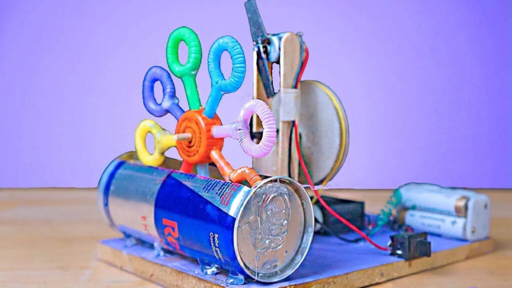 دستگاه حباب ساز با قوطی نوشابه که با وسایل بازیافتی مثل قوطی ردبول، موتور و باتری ساخته شده است.