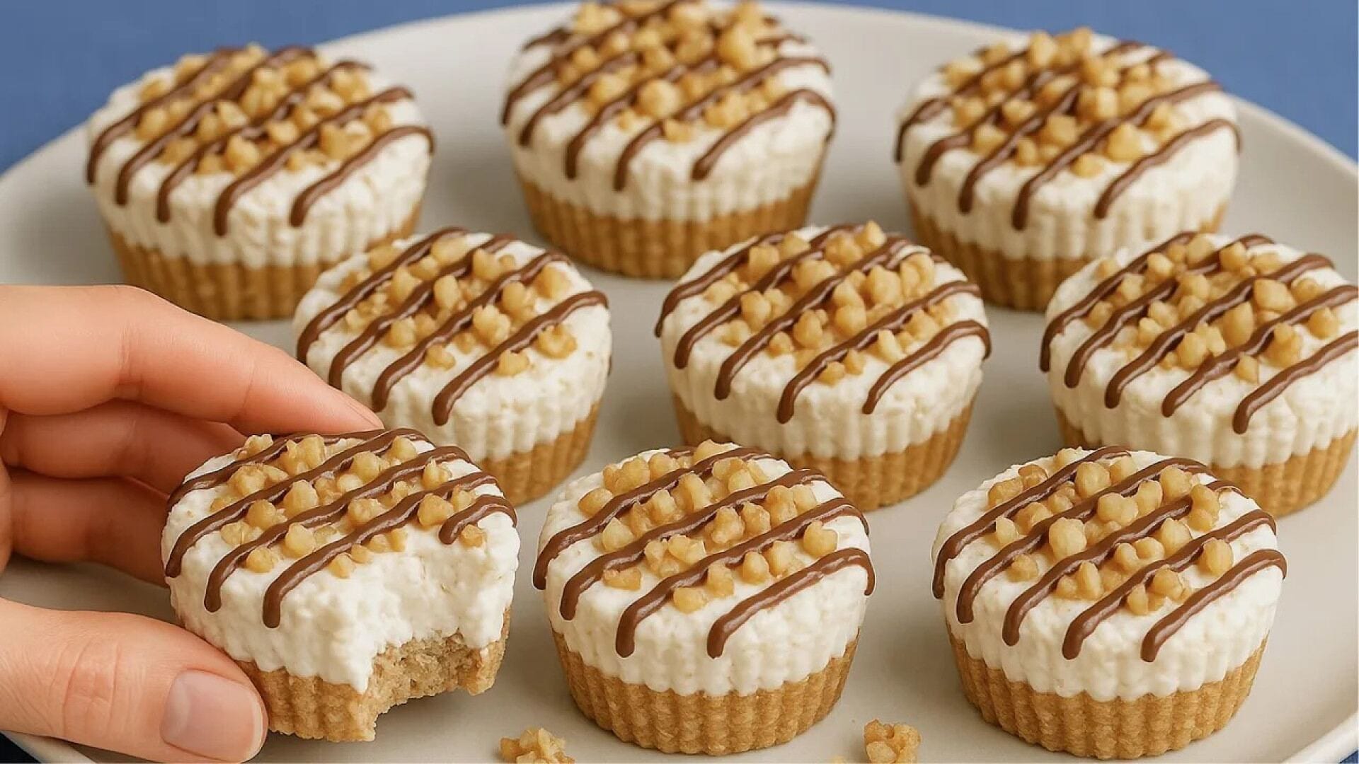 ویدیو آموزش طرز تهیه دسر یخچالی تابستانی بدون فر با بیسکویت، خامه و تزیین گردو و شکلات