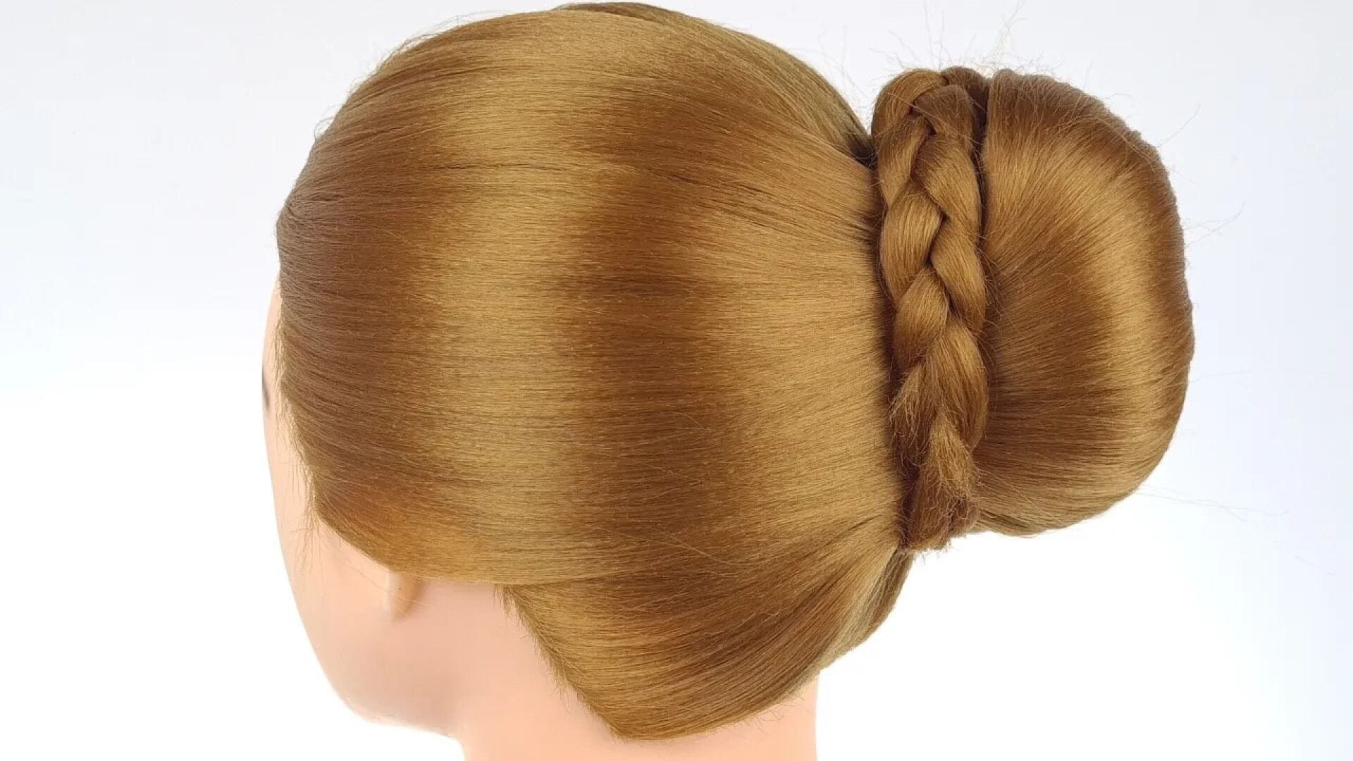 آموزش شینیون گوجه ای آسان؛ شینیون مجلسی با اسفنج مو و بافت کناری روی سر مانکن برای بانوان و دختران جوان