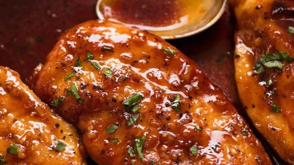 طرز تهیه مرغ با سس اسپشیال؛ تصویر سینه مرغ آبدار و طلایی با سس غلیظ و سبزی روی آن