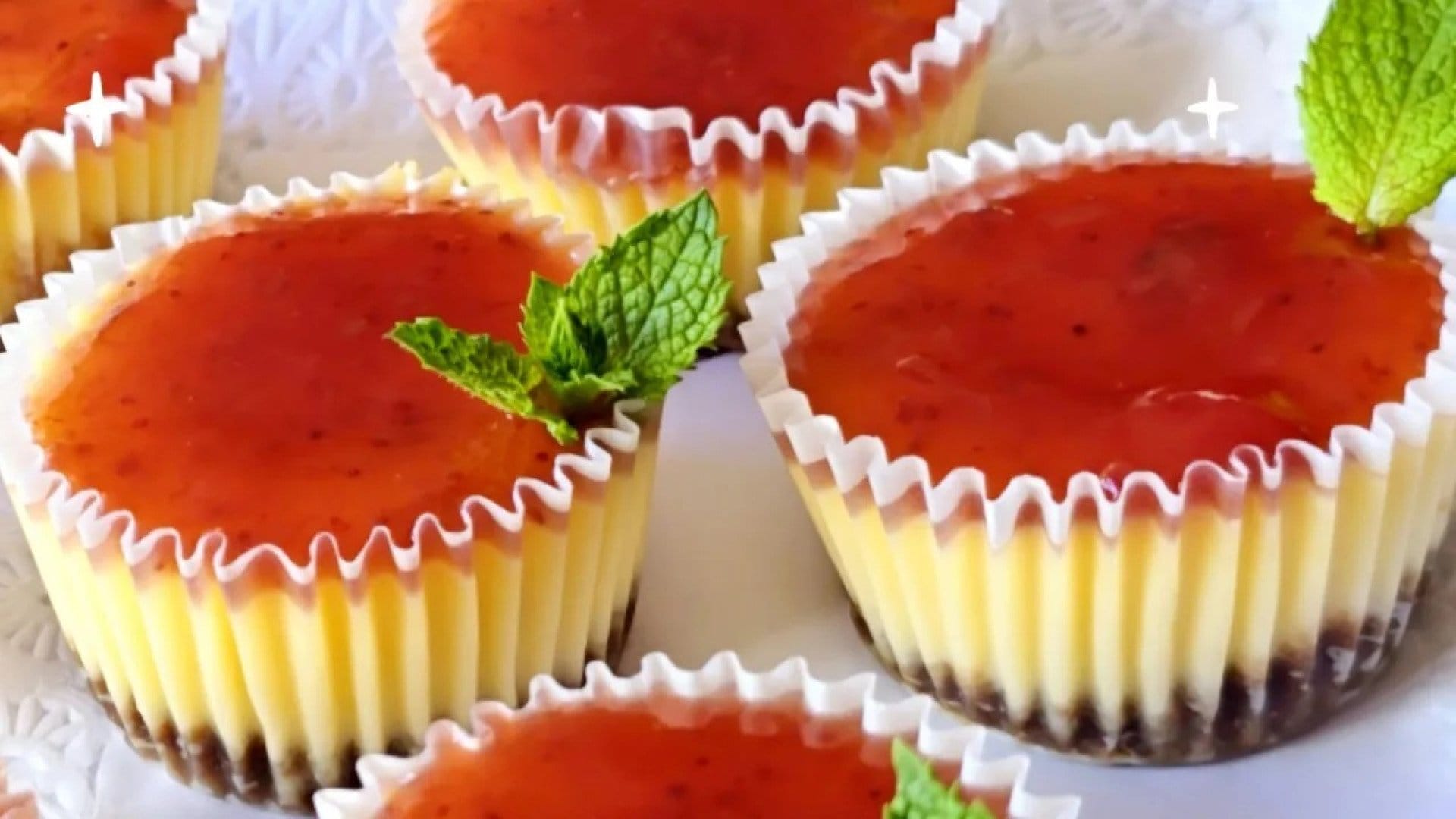 چیز کیک خانگی سریع و خوشمزه با لایه مربا و نعناع بدون فر