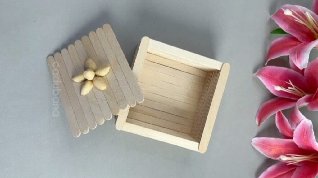 کاردستی آسان جعبه چوبی ساخته شده با چوب بستنی و تزیین روی درب با پوست پسته