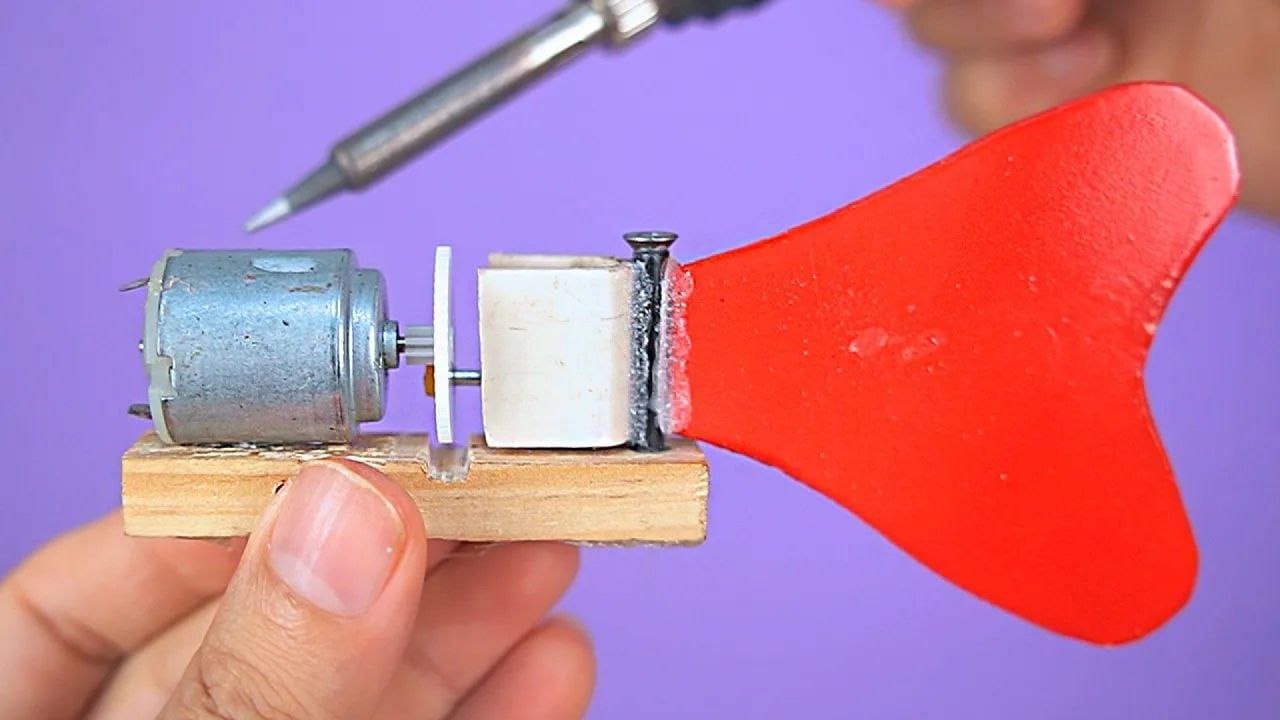 ویدیو کاردستی خلاقانه ماهی با وسایل دور ریختنی با موتور کوچک