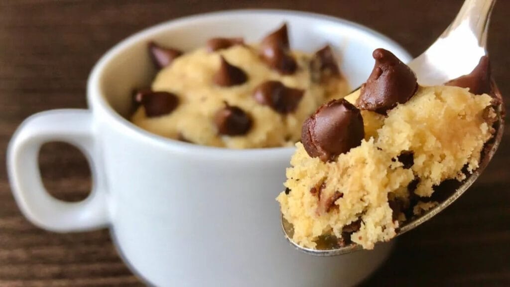طرز تهیه کوکی شکلاتی لیوانی؛ کوکی نرم و خوشمزه با چیپس شکلات در فنجان سفید مخصوص تهیه در مایکروویو