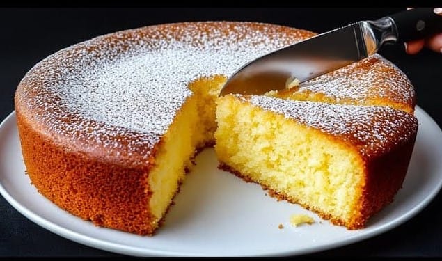 کیک لیمویی اسفنجی خانگی؛ کیک نرم و طلایی با رویه پودری و بافت بسیار لطیف و خوشعطر