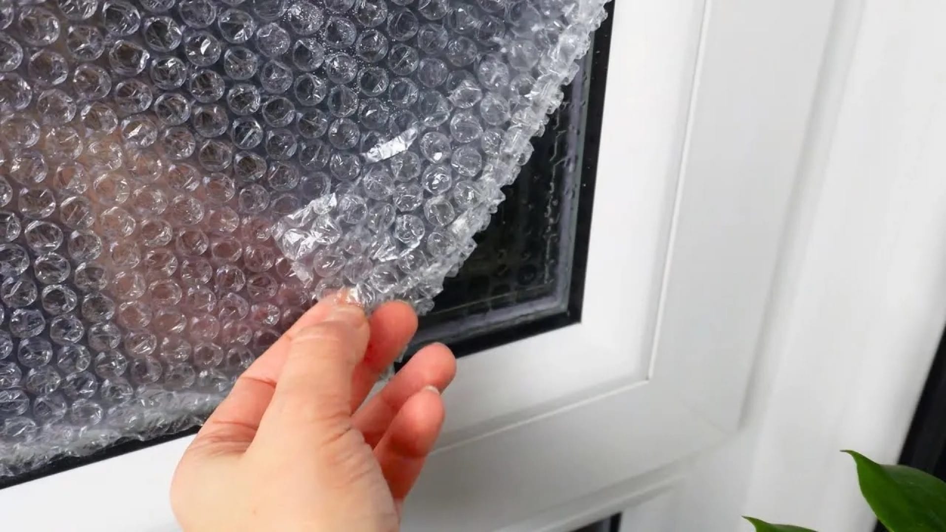 ترفند ساده جلوگیری از اتلاف انرژی با چسباندن نایلون حباب‌دار روی پنجره