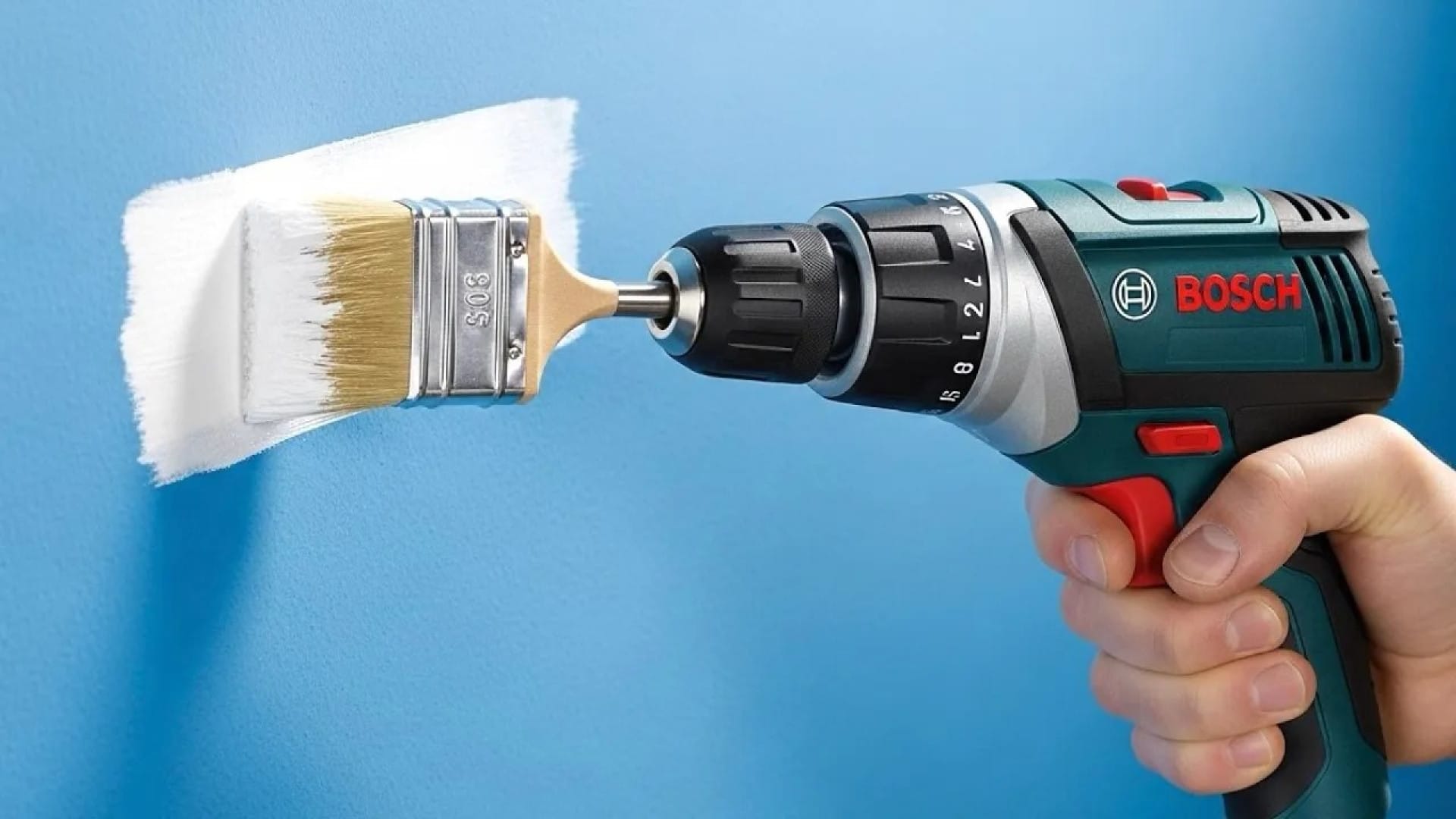 استفاده خلاقانه از دریل به عنوان قلم‌مو برای رنگ‌آمیزی دیوار به روش نوآورانه