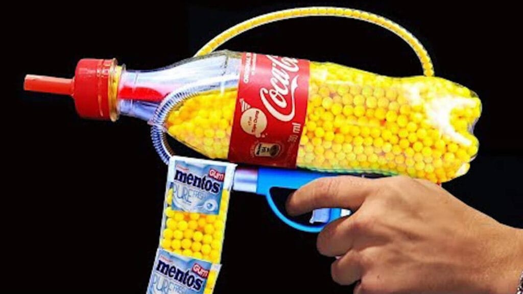 ساخت تفنگ اسباب بازی دست‌ساز با بطری نوشابه کوکاکولا پر از ساچمه و وسایل دور ریختنی