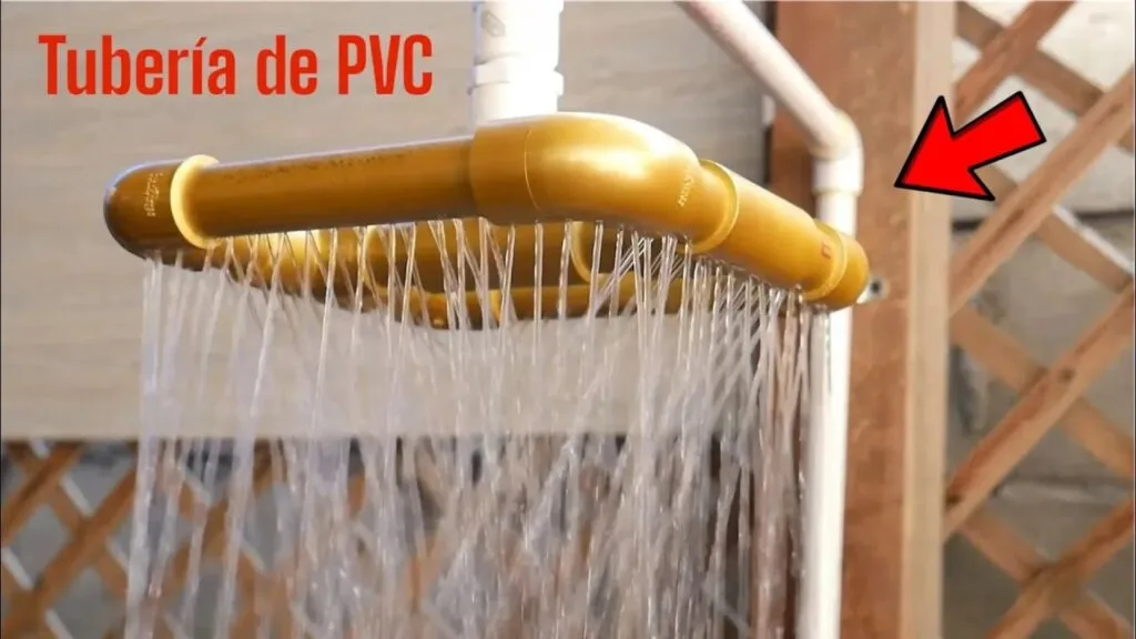 دوش آب ساخته شده با لوله PVC زرد رنگ که آب را به صورت منظم میریزد