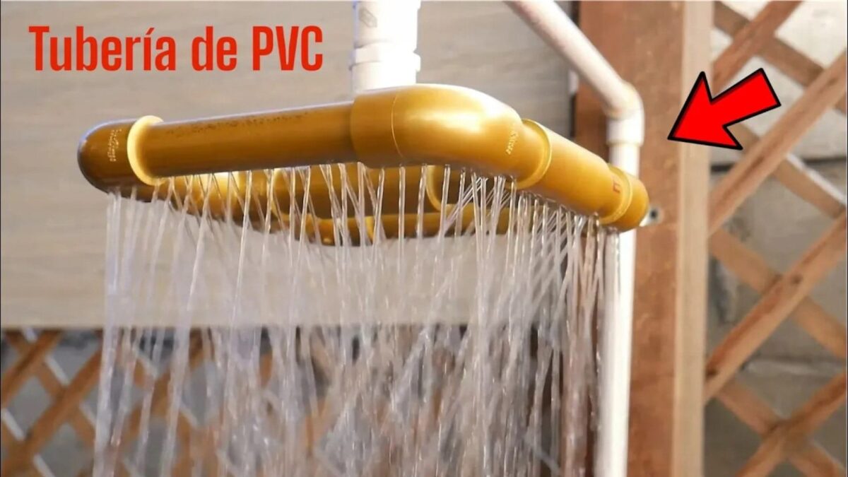 دوش آب ساخته شده با لوله PVC زرد رنگ که آب را به صورت منظم میریزد