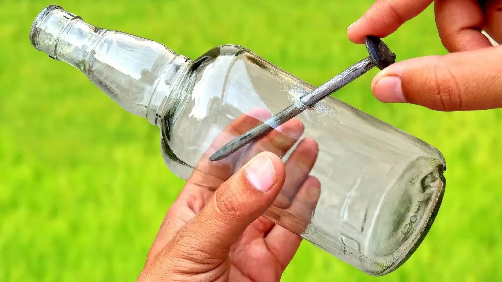 سوراخ کردن بطری شیشهای با میخ بدون شکستن آن