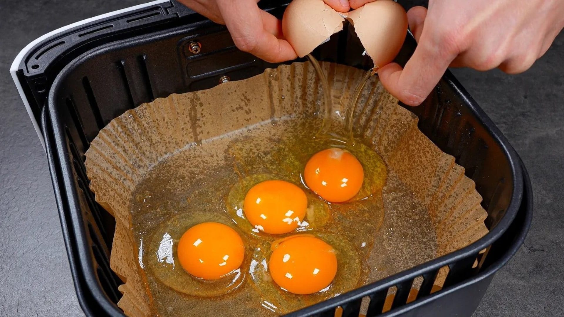 ویدیو آموزش طرز تهیه میان وعده ساده و خوشمزه در هواپز با تخم مرغ تازه