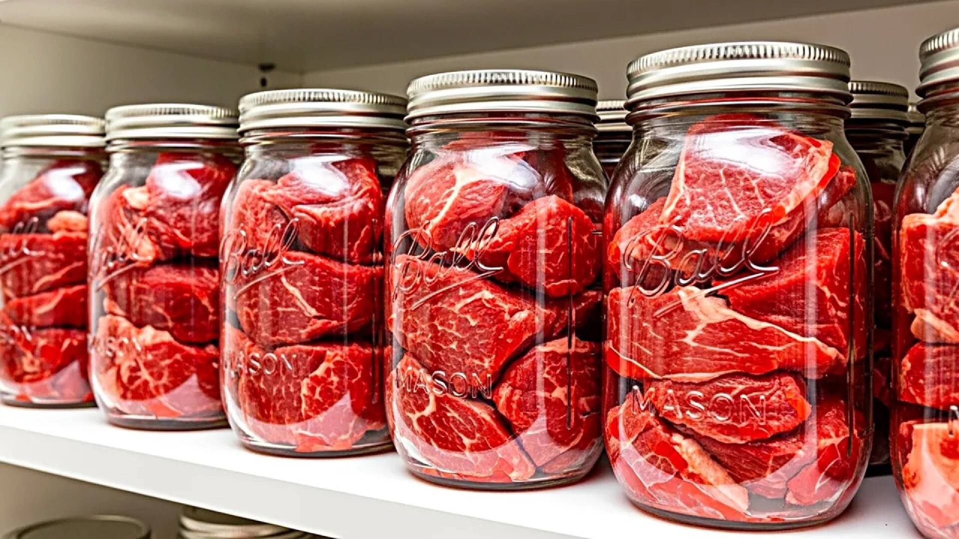 شیشههای شیشهای حاوی گوشت قرمز تازه برای نگهداری بدون یخچال