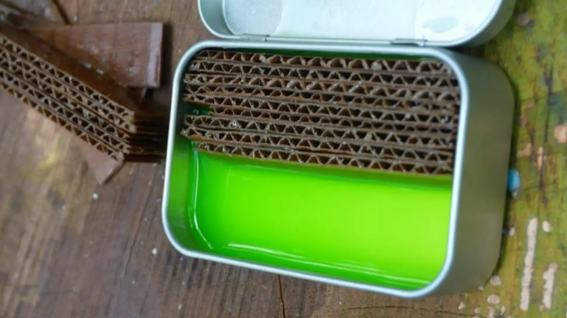 آتش زنه های ساخته شده با مقوا و پارافین حاصل از شمع که ضد آب و رطوبت هستند و در یک جعبه فلزی چیده شدهاند.