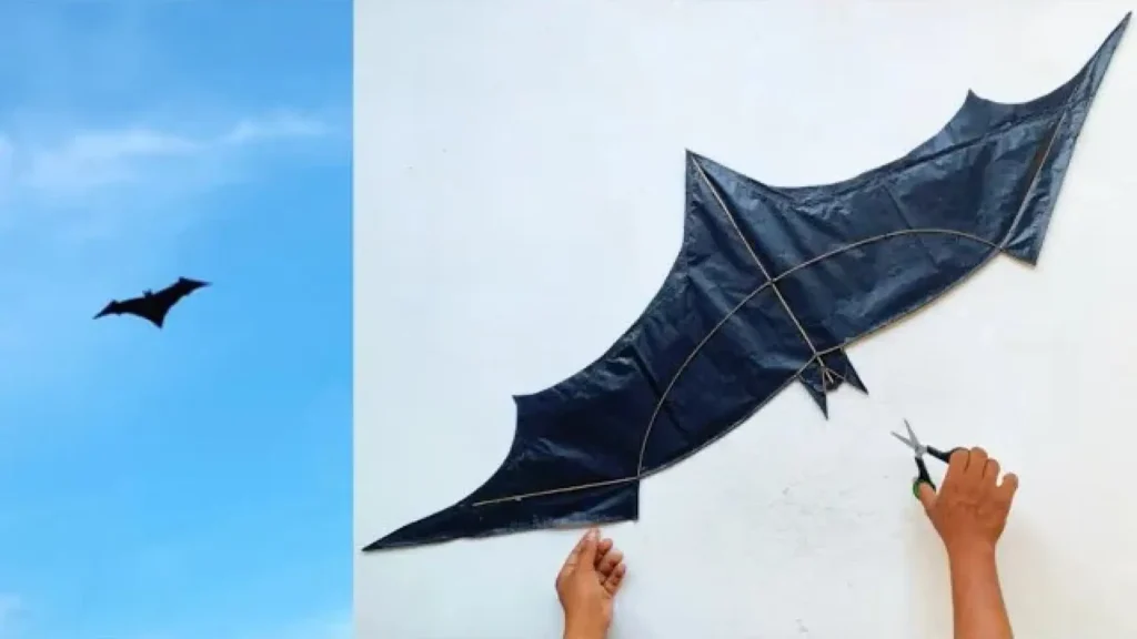 تصویر دو بخشی از مراحل ساخت و پرواز بادبادک طرح بتمن؛ سمت راست، دست‌هایی در حال ساخت بادبادک با پلاستیک مشکی و اسکلت‌بندی چوبی هستند و سمت چپ، بادبادک تکمیل‌شده در آسمان آبی پرواز می‌کند.