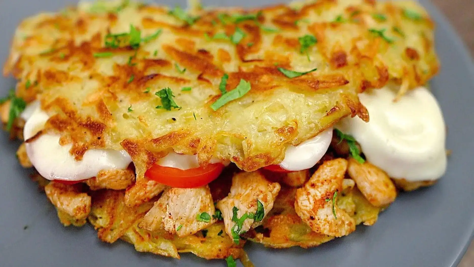 شام فوری خانگی؛ روستی سیب زمینی لایهای با مرغ ادویهدار و پنیر موزارلا