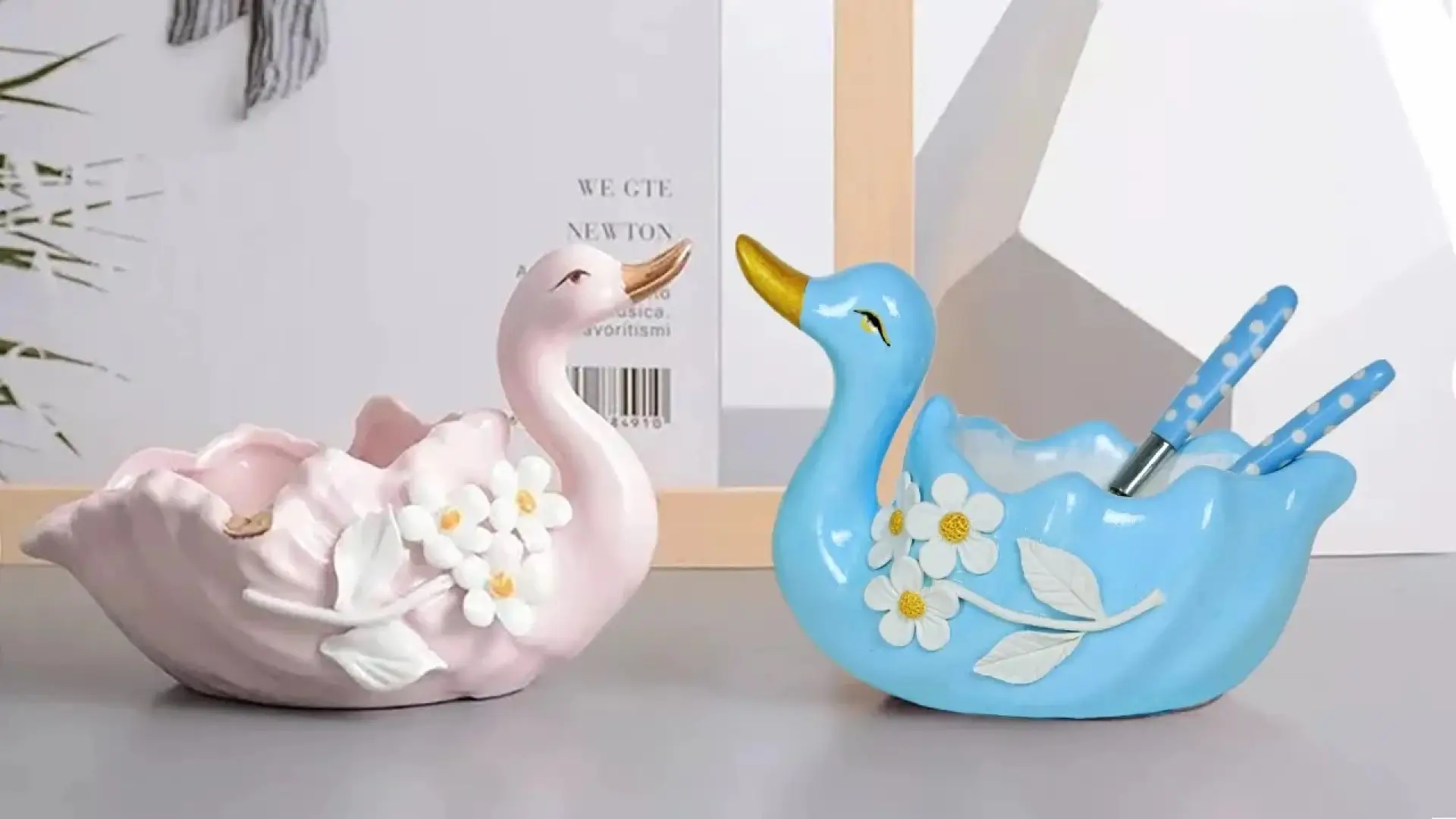 ظرف دکوری سیمانی زیبا به شکل اردک و قو با رنگهای صورتی و آبی و تزیین گلهای سفید